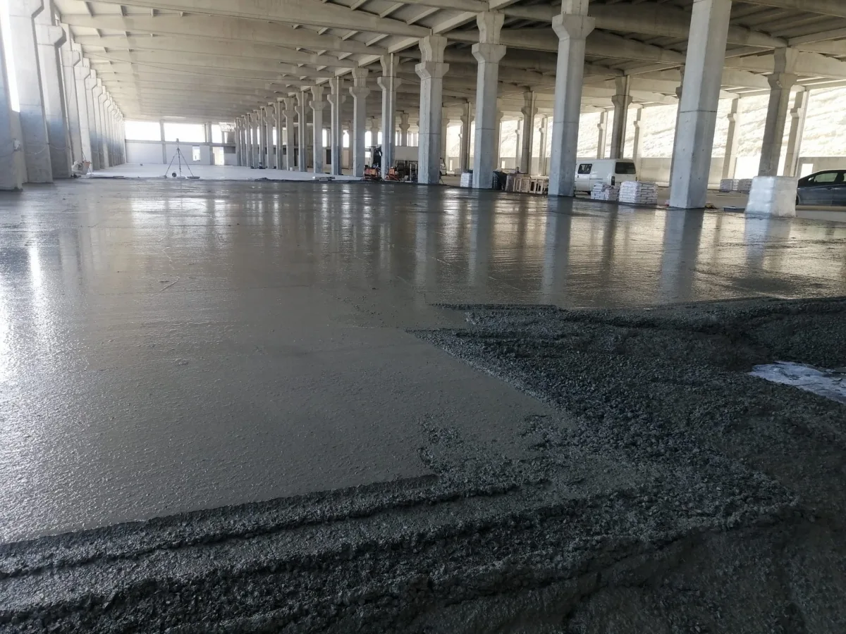 Kapalı beton sahada taze beton yüzeyi ve döküm alanı