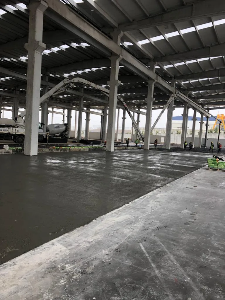 Kolonlu endüstriyel yapıda beton zemin çalışma alanı