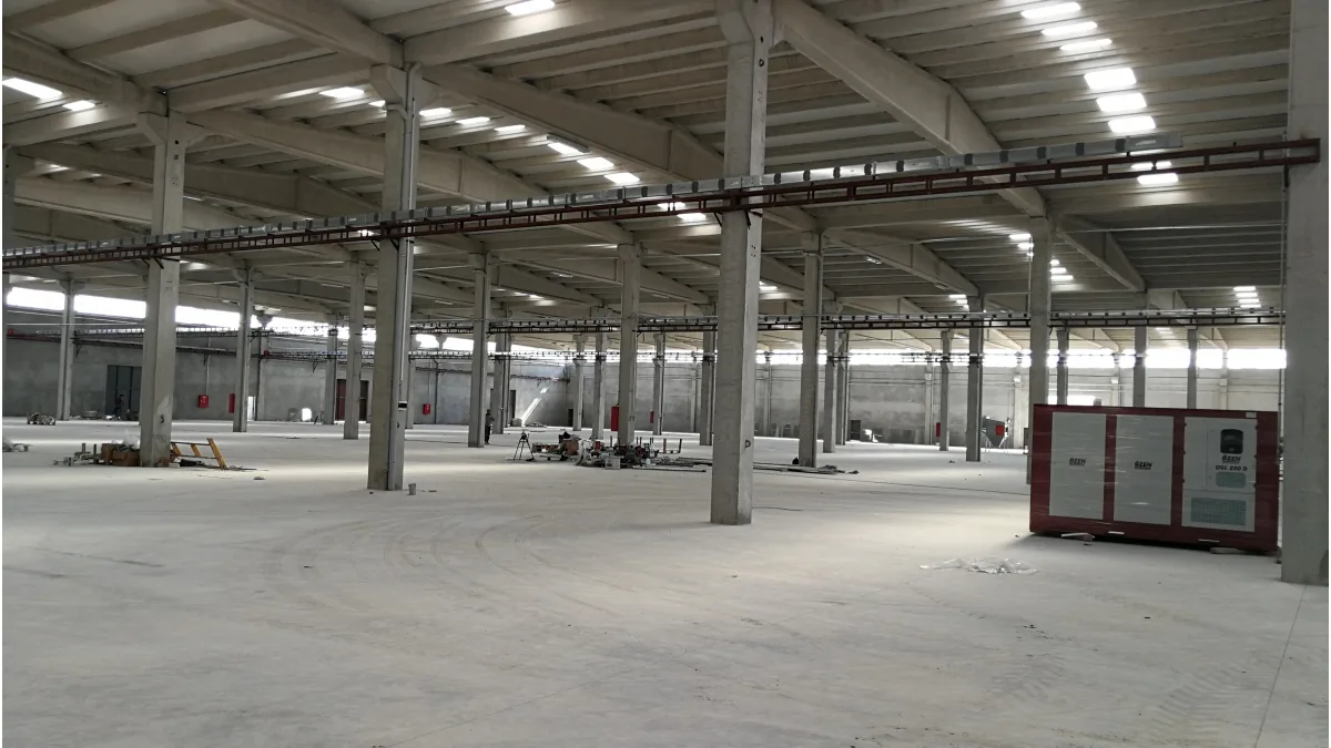 Sanayi yapısında kolonlar arasında geniş beton saha