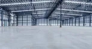 Çelik çatılı kapalı sahada beton zemin görünümü