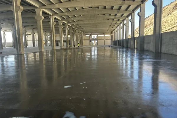 Pencereli endüstriyel yapıda perdahlı beton yüzey görünümü