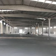Kapalı atölye ve depo yapısında beton zemin